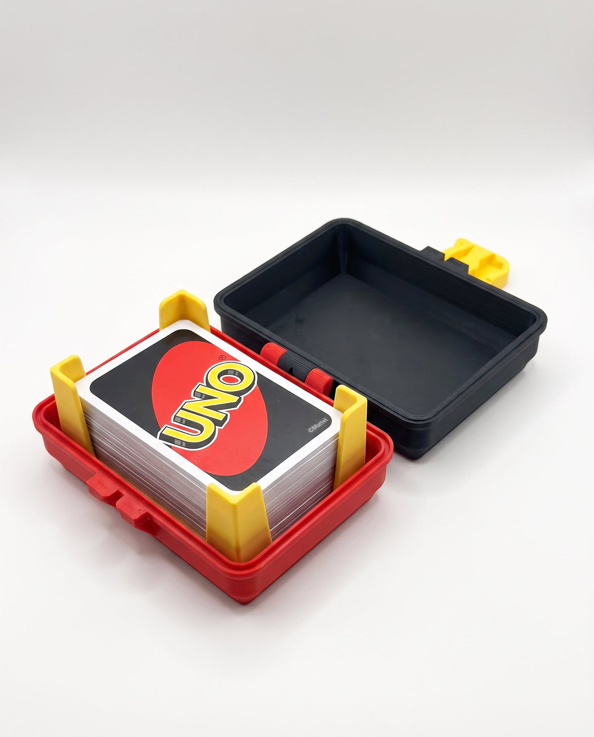 Caja de UNO abierta mostrando la base roja y la tapa negra