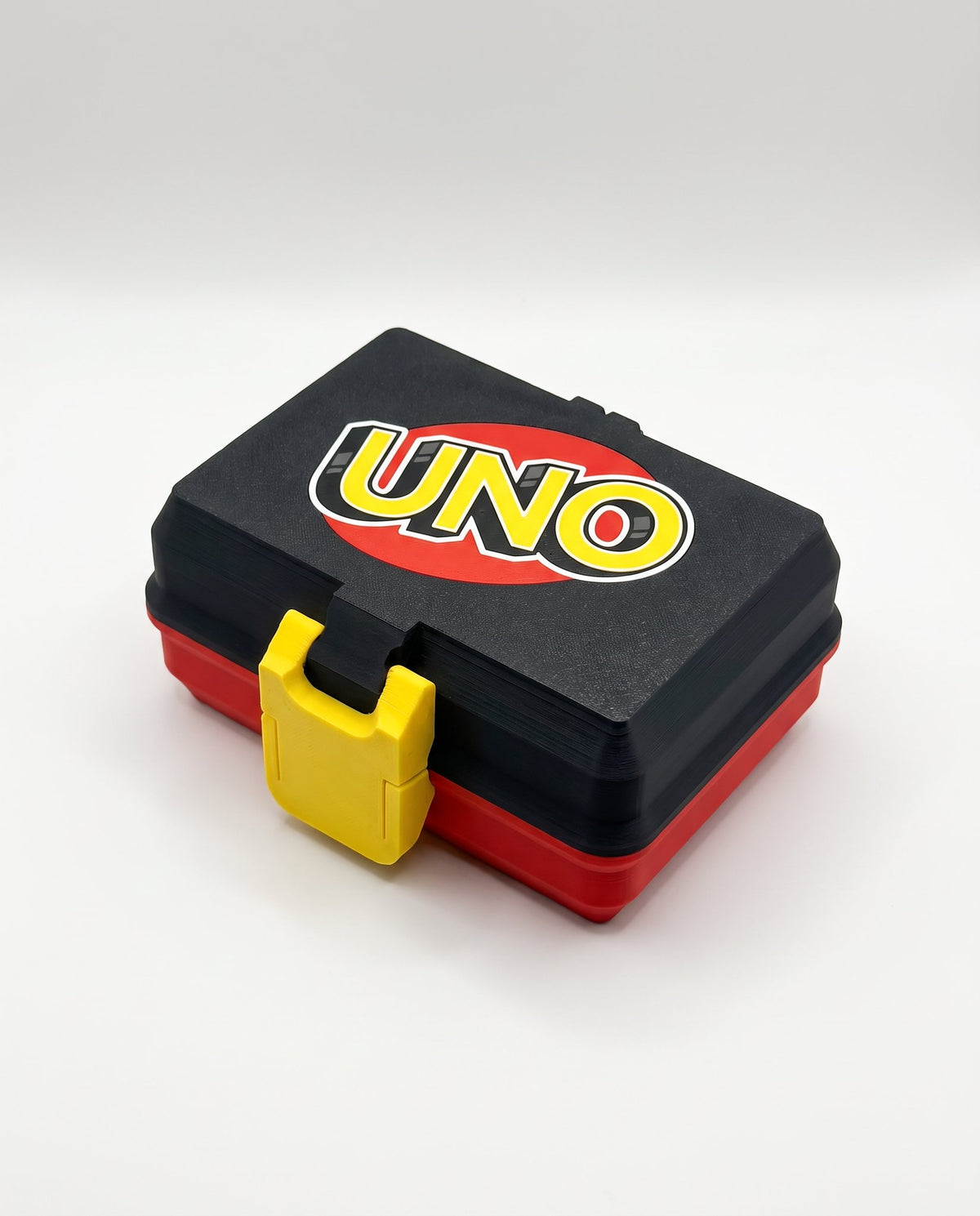 Caja de UNO cerrada con traba amarilla
