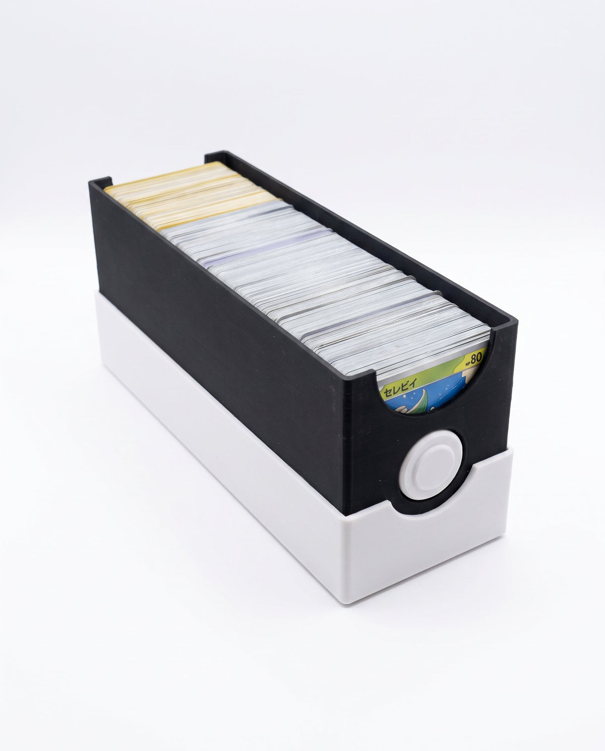 Caja Pokébola abierta llena de cartas Pokémon