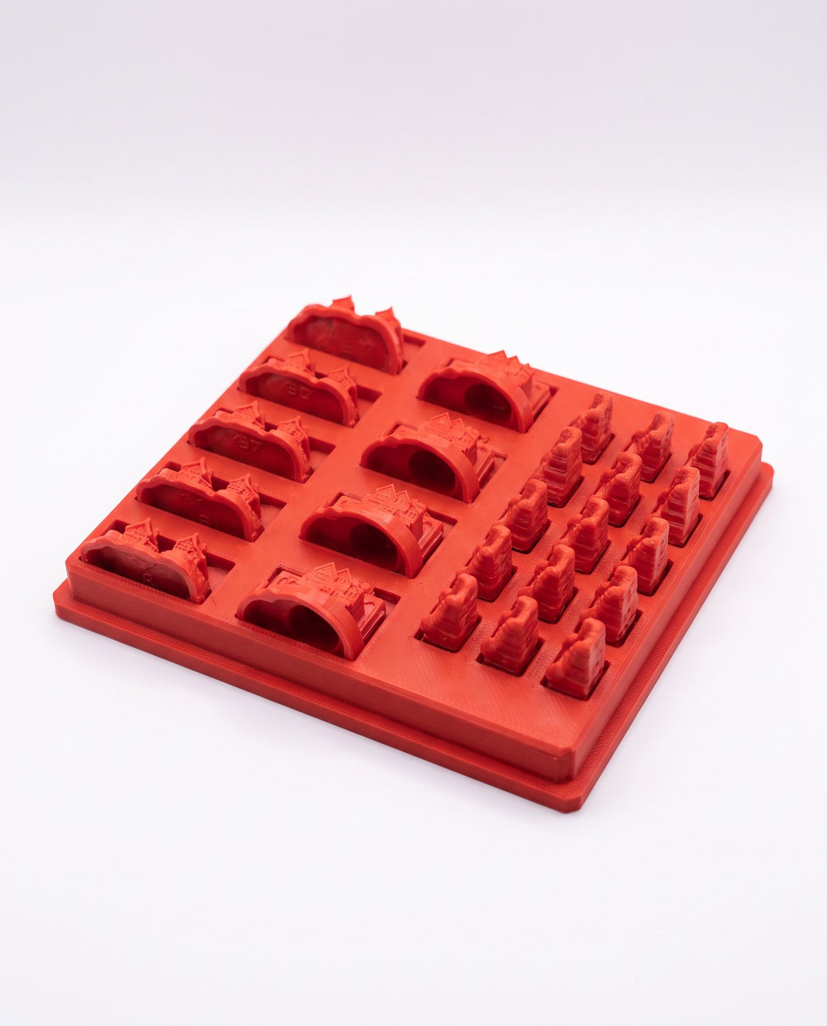 Bandeja roja con espacios para las piezas de Catan