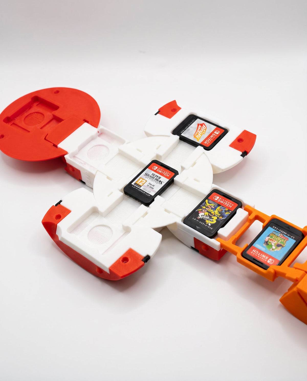 Soporte articulado de la Pokébola desplegado con cartuchos de Switch