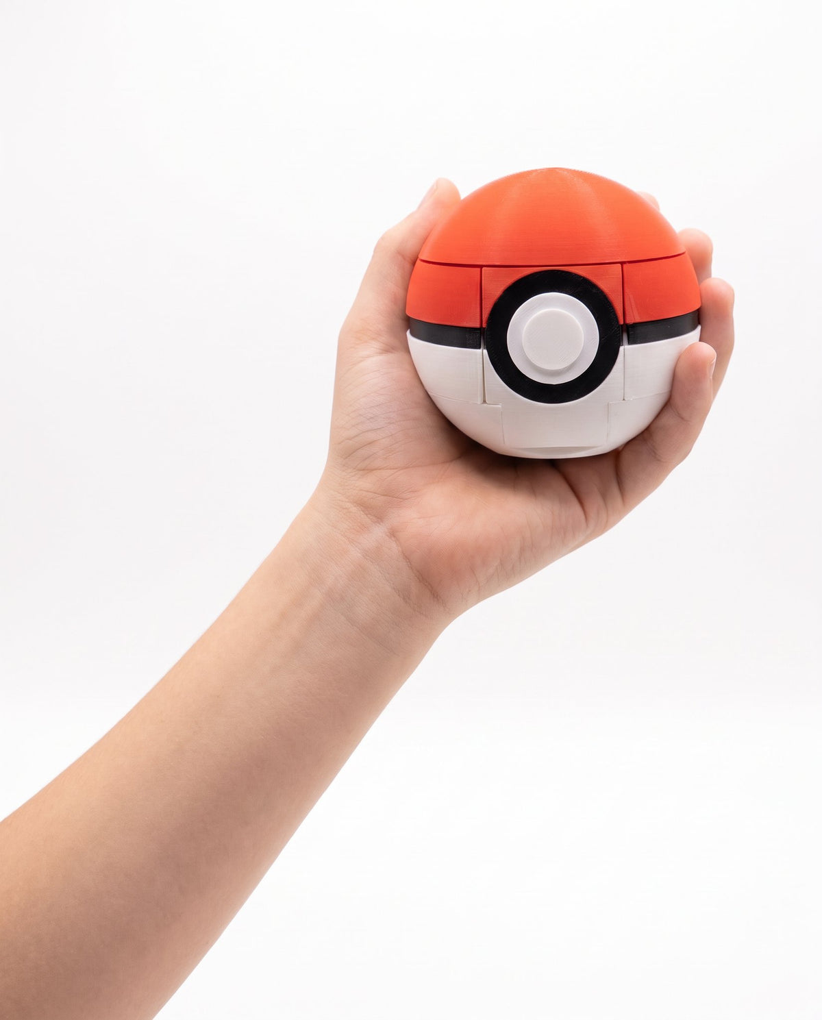 Pokébola porta cartuchos sostenida en la mano
