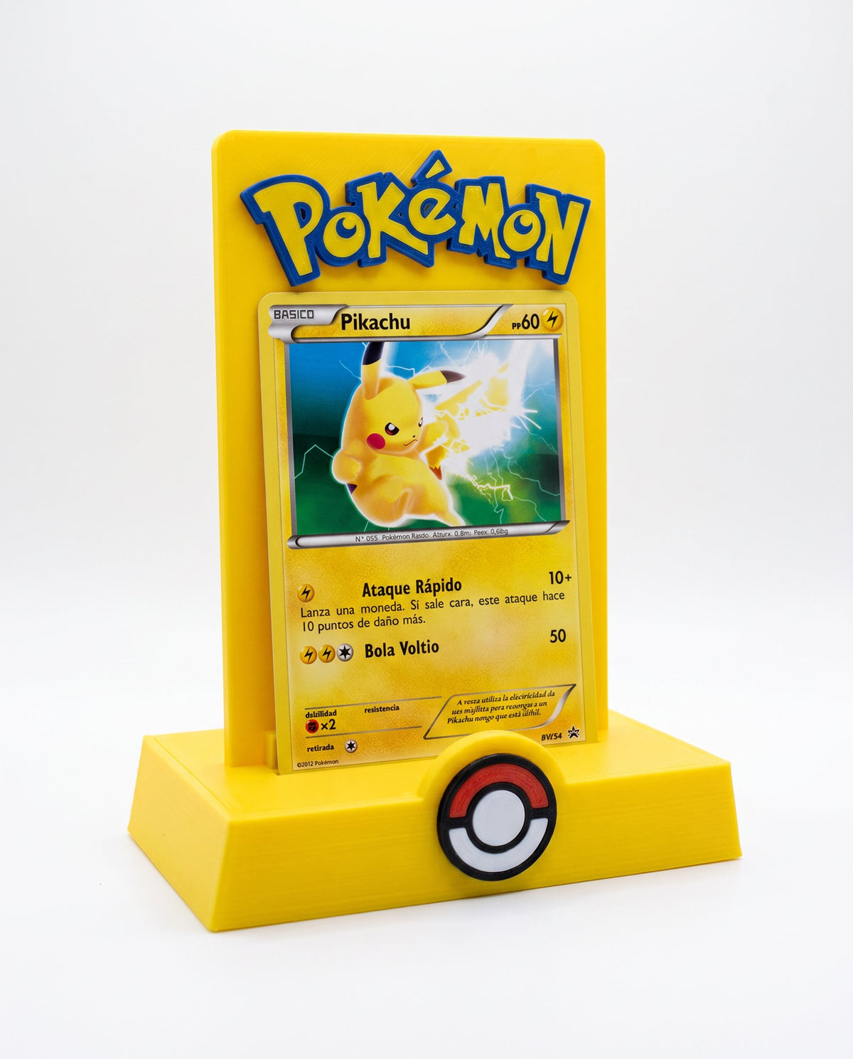 Soporte amarillo con base Pokébola exhibiendo una carta de Pikachu