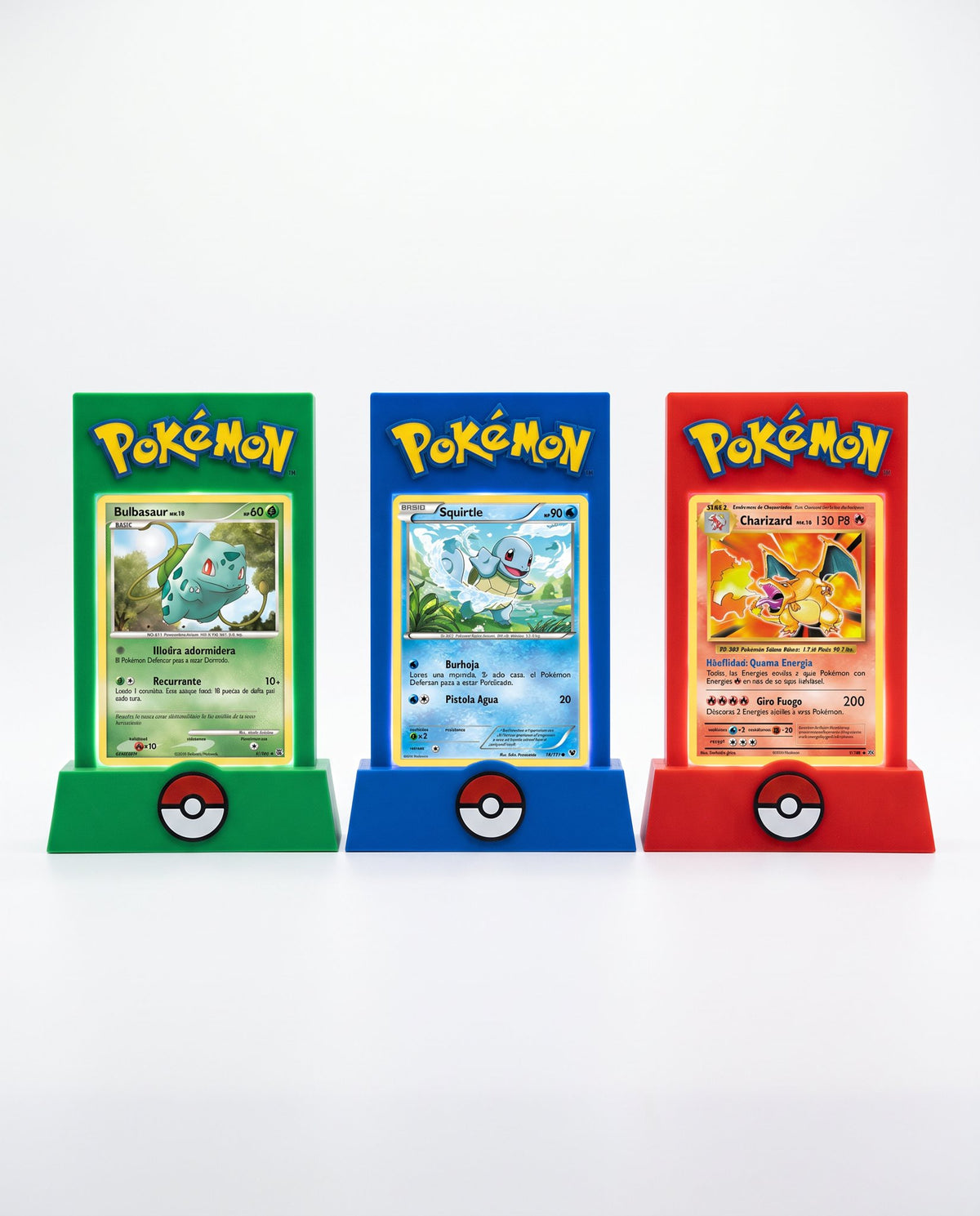 Tres soportes verde, azul y rojo con base Pokébola exhibiendo cartas